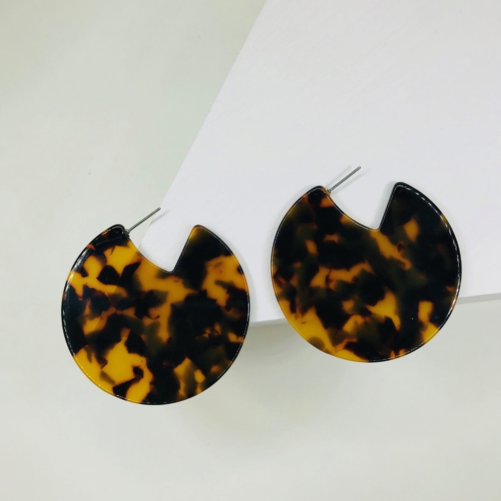 Oversized Disc Studs in Tortoise